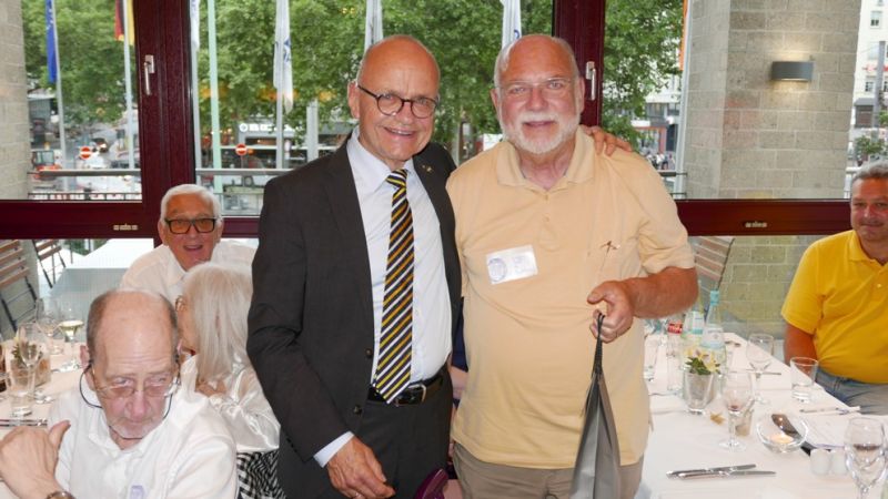 Wieder zwei Hamburger: Der Vorsitzende dankt seiner über acht Jahre währenden rechten Hand Wolfgang Apel und gratuliert ihm gleichzeitig zum 72. Geburtstag – einen Monat vor dem eigenen 72.!